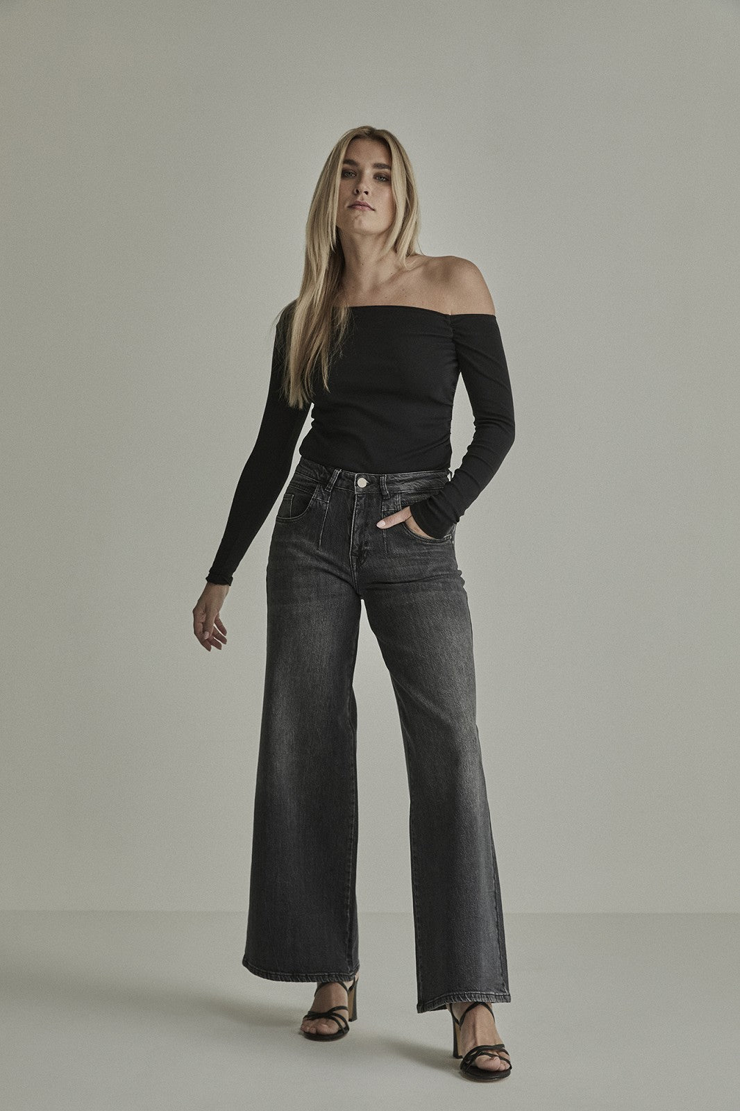 Lizzy (Stud) shadow black