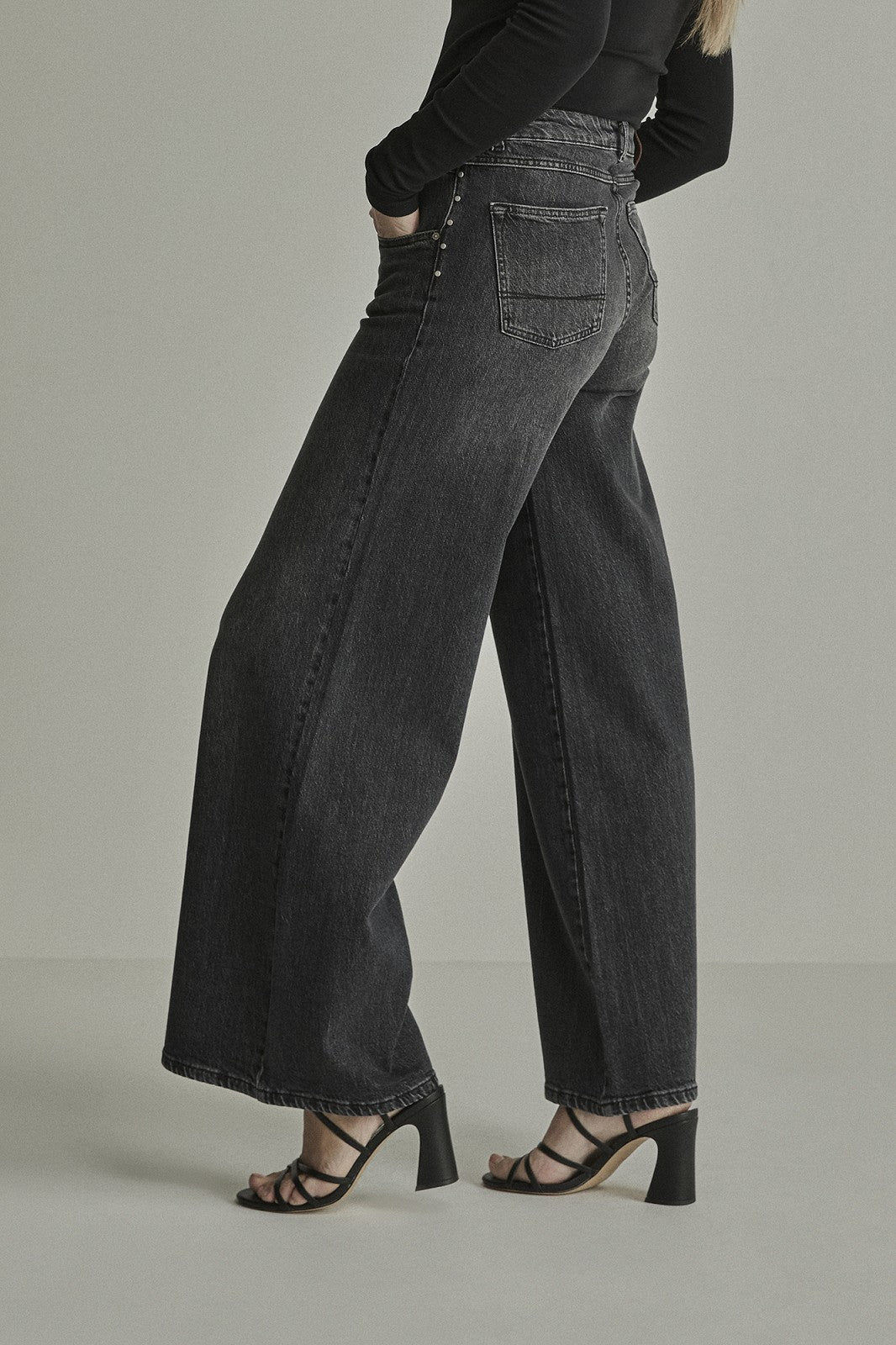 Lizzy (Stud) shadow black