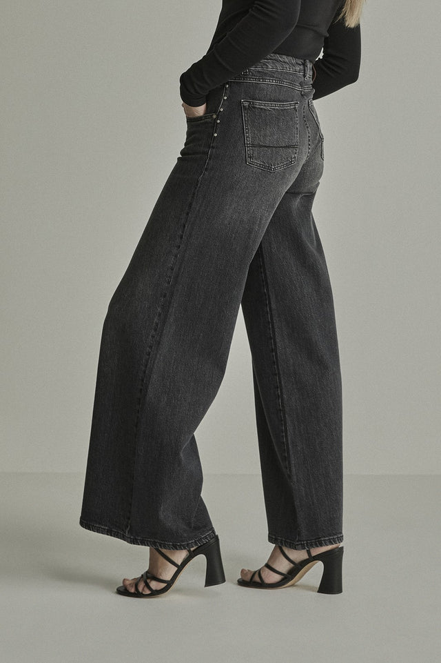 Lizzy (Stud) shadow black